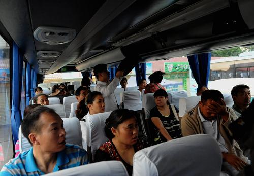 10月13日,遇難者親屬一行29人乘車離開景洪市前往泰國。當(dāng)日,在湄公河金三角水域遭襲遇難船員的29名家屬代表離開云南省西雙版納傣族自治州景洪市從中國磨憨口岸出境,前往泰國清盛縣辨認(rèn)遇難親人遺體并在事發(fā)地湄公河邊舉行追思會吊唁死難者。新華社記者 陳海寧 攝