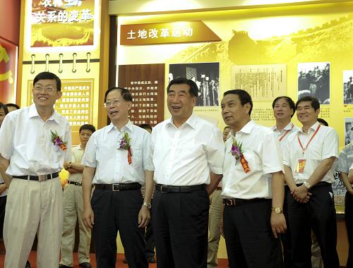 6月27日,中共中央政治局委員、國務(wù)院副總理回良玉參觀正在北京全國農(nóng)業(yè)展覽館舉行的建黨以來農(nóng)村政策回顧展。新華社記者 謝環(huán)馳 攝