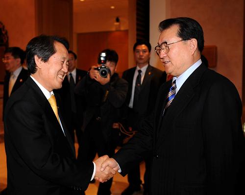 4月4日,正在韓國進(jìn)行正式友好訪問的中共中央政治局常委李長春在濟(jì)州會(huì)見濟(jì)州道知事金泰煥。新華社記者 劉建生 攝