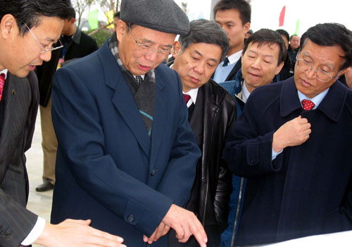 曾培炎出席福建寧德核電站動(dòng)工儀式 新華社照片,寧德(福建),2008年2月18日 曾培炎出席福建寧德核電站動(dòng)工儀式 2月18日,國(guó)務(wù)院副總理曾培炎出席福建寧德核電站動(dòng)工儀式。福建寧德核電站百萬(wàn)千瓦核電機(jī)組是目前中國(guó)自主化、國(guó)產(chǎn)化程度最高的核電機(jī)組。 新華社記者 逯寒青 攝