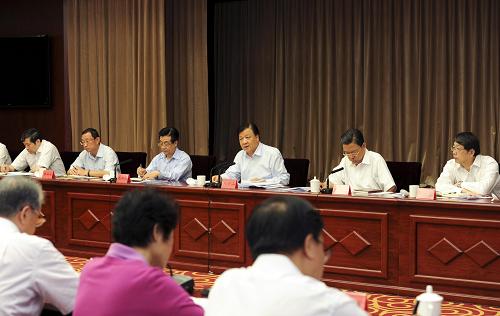 7月24日,中共中央政治局常委、中央黨的群眾路線教育實踐活動領(lǐng)導(dǎo)小組組長劉云山在北京出席黨的群眾路線教育實踐活動中央督導(dǎo)組工作座談會并講話。新華社記者 饒愛民 攝