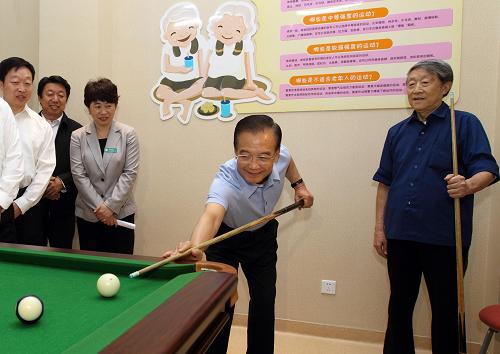 9月12日是中華民族傳統(tǒng)佳節(jié)中秋節(jié),中共中央政治局常委、國(guó)務(wù)院總理溫家寶來(lái)到北京市第一社會(huì)福利院,看望在這里生活的老人們,并向全國(guó)的老人們致以節(jié)日的問(wèn)候。這是溫家寶在臺(tái)球室和老人們一起打臺(tái)球。新華社記者 蘭紅光 攝