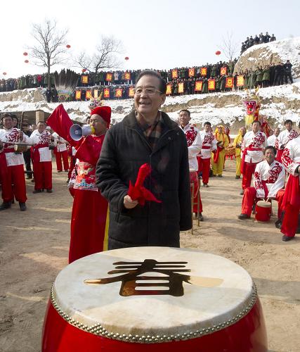 1月21日至22日,新春佳節(jié)到來之際,中共中央政治局常委、國務(wù)院總理溫家寶來到革命老區(qū)甘肅慶陽,深入社區(qū)和村莊,看望干部群眾,向他們致以節(jié)日的親切問候。這是溫家寶總理來到甘肅省慶陽市環(huán)縣木缽鎮(zhèn)高寨溝村看望村民,同大家一起喜迎新春。新華社記者 李學(xué)仁 攝