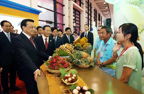 9月3日,中共中央政治局常委、國務(wù)院總理李克強在南寧參觀中國-東盟博覽會展館。新華社記者 姚大偉 攝