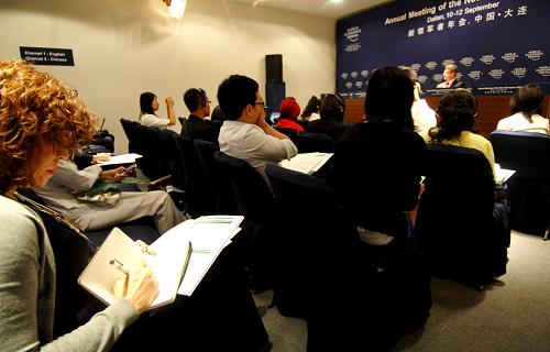 9月10日,世界經濟論壇第三屆新領軍者年會(2009年大連夏季達沃斯年會)在新聞發(fā)布廳舉行年會第一次新聞發(fā)布會。波士頓咨詢公司(BCG)發(fā)布最新報告《轉危為機:全球挑戰(zhàn)者企業(yè)如何尋求后危機時代的行業(yè)領先地位?》,報告中公布了全球100家挑戰(zhàn)者企業(yè)。新華社記者 姚劍鋒 攝