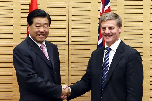4月16日,全國政協(xié)主席賈慶林在惠靈頓與新西蘭代總理英格利希舉行會談。新華社記者 姚大偉 攝