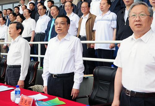 5月28日,由中央國(guó)家機(jī)關(guān)工委和國(guó)家體育總局主辦的中央國(guó)家機(jī)關(guān)第三屆職工運(yùn)動(dòng)會(huì)在國(guó)家?jiàn)W林匹克體育中心舉行開(kāi)幕式,中共中央政治局常委、國(guó)務(wù)院副總理李克強(qiáng)宣布運(yùn)動(dòng)會(huì)開(kāi)幕。 新華社記者 張鐸 攝
