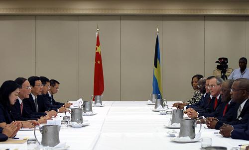 9月10日,巴哈馬總理英格拉哈姆(右二)在巴哈馬首都拿騷會見中國國務(wù)院副總理王岐山(左二)。新華社記者 施思思 攝