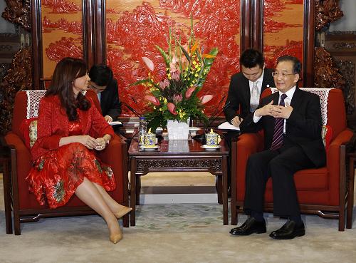 7月14日,國務院總理溫家寶在北京中南海會見阿根廷總統(tǒng)克里斯蒂娜。新華社記者 劉建生 攝