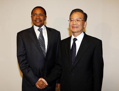 11月8日,中國(guó)國(guó)務(wù)院總理溫家寶在埃及沙姆沙伊赫會(huì)見(jiàn)坦桑尼亞總統(tǒng)基奎特。
