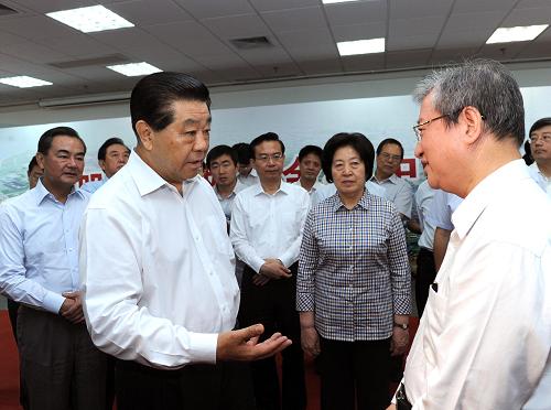 6月14日至17日,中共中央政治局常委、全國政協(xié)主席賈慶林在福建調研。這是6月16日,賈慶林在廈門兩岸金融中心同臺灣客商深入交流。新華社記者 饒愛民 攝