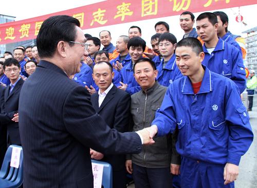 當?shù)貢r間6月9日,中共中央政治局常委、中央紀委書記賀國強在雷克雅未克看望正在參加雷克雅未克市音樂廳建設工程的中國建筑工人。新華社記者 李國榮 攝