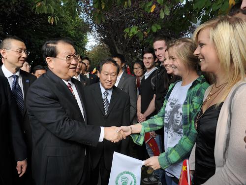 當(dāng)?shù)貢r(shí)間9月26日,中共中央政治局常委李長(zhǎng)春出席愛爾蘭都柏林大學(xué)孔子學(xué)院成立4周年慶典活動(dòng)。這是李長(zhǎng)春到達(dá)都柏林大學(xué)時(shí)受到孔子學(xué)院學(xué)生們的熱烈歡迎。新華社記者 馬占成 攝