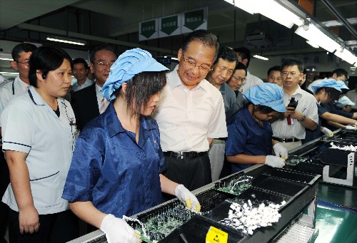 這是7月19日溫家寶在東莞亞南電子公司考察時(shí)與工人親切交流。新華社記者 饒愛(ài)民 攝