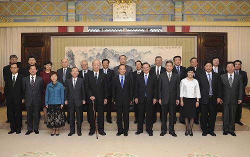 10月22日,國務院總理溫家寶在北京會見出席第五屆中日友好21世紀委員會第三次會議的雙方委員。新華社記者 謝環(huán)馳 攝
