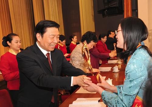 2月28日,紀(jì)念“三八”國(guó)際婦女節(jié)暨全國(guó)三八紅旗手(集體)表彰大會(huì)在北京舉行,中共中央政治局委員、國(guó)家副主席李源潮出席并講話。新華社記者 何俊昌 攝