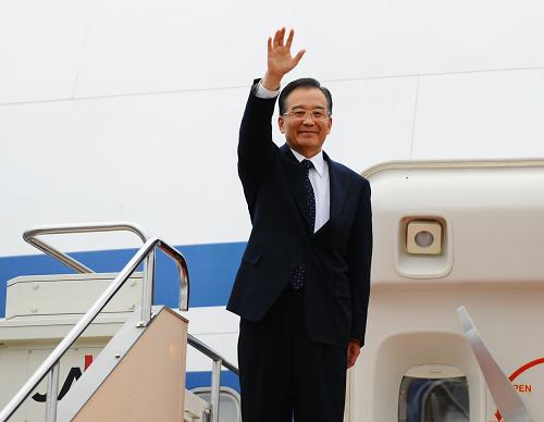 5月30日,應(yīng)日本首相鳩山由紀(jì)夫邀請(qǐng),國(guó)務(wù)院總理溫家寶抵達(dá)東京,開始對(duì)日本進(jìn)行為期三天的正式訪問。這是溫家寶在東京羽田機(jī)場(chǎng)向歡迎人群揮手致意。 新華社記者 季春鵬 攝