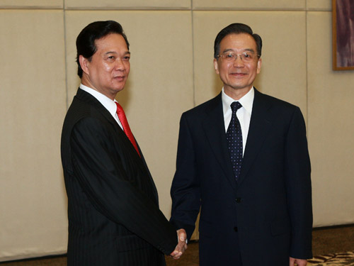 4月17日,國(guó)務(wù)院總理溫家寶在海南三亞會(huì)見前來出席博鰲亞洲論壇2009年年會(huì)的越南總理阮晉勇。 新華社記者 龐興雷 攝