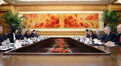 10月23日,中國國務(wù)委員戴秉國在北京會見來華訪問的美國前總統(tǒng)國家安全事務(wù)助理哈德利、前常務(wù)副國務(wù)卿斯坦伯格、前助理國防部長約瑟夫·奈。 新華社記者 張鐸 攝