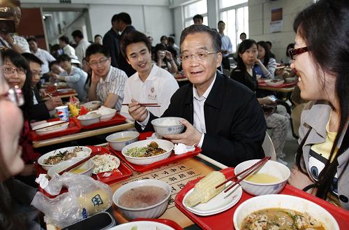 這是溫家寶在北大學(xué)一食堂與同學(xué)們共進(jìn)午餐。 新華社記者 劉建生 攝