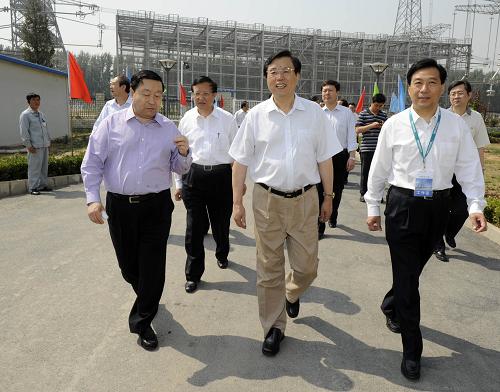 5月21日,中共中央政治局委員、國務(wù)院副總理張德江在北京出席2009特高壓輸電技術(shù)國際會議并講話。5月20日張德江考察國家電網(wǎng)公司特高壓直流實驗基地。新華社記者 張鐸 攝