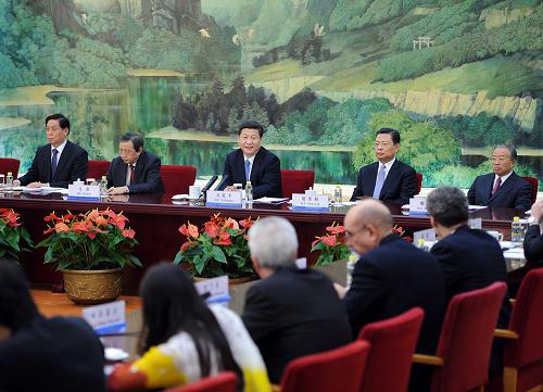 12月5日,中共中央總書記習近平在北京人民大會堂與在華工作的外國專家親切座談。新華社記者 李濤 攝