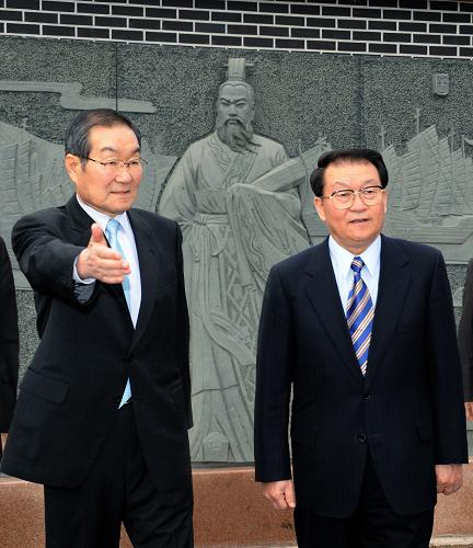 4月4日,正在韓國進行正式友好訪問的中共中央政治局常委李長春在濟州道政府和民間友好團體負責人陪同下到西歸浦市參觀徐福公園。 新華社記者 劉建生 攝