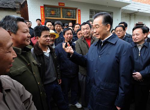 3月29日至31日,中共中央政治局常委、國務院總理溫家寶在湖北省考察。這是3月29日,溫家寶總理在仙桃市胡場鎮(zhèn)民三村與農(nóng)民群眾交談。 新華社記者 馬占成 攝