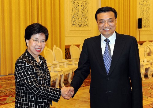 11月7日,中共中央政治局常委、國務院副總理李克強在北京人民大會堂會見前來參加世界衛(wèi)生組織傳統(tǒng)醫(yī)學大會的世衛(wèi)組織總干事陳馮富珍博士及主要代表。新華社記者 黃敬文 攝