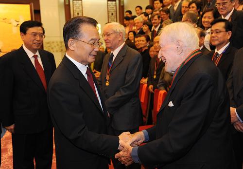 9月29日,國務院總理溫家寶在北京人民大會堂親切會見榮獲2008年度中國政府“友誼獎”的外國專家和他們的眷屬。 新華社記者 黃敬文 攝