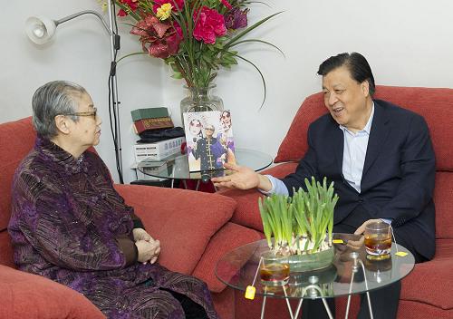 這是1月27日,劉云山看望中國(guó)文聯(lián)榮譽(yù)委員、著名京劇表演藝術(shù)家李世濟(jì)。新華社記者 黃敬文 攝