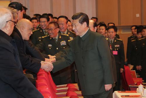 1月30日,中央軍委慰問駐京部隊(duì)老干部迎新春文藝演出在北京舉行。中共中央總書記、中共中央軍委主席習(xí)近平出席,并向在座的軍隊(duì)老同志和全軍離退休老干部致以新春問候和祝福。新華社記者 李剛 攝