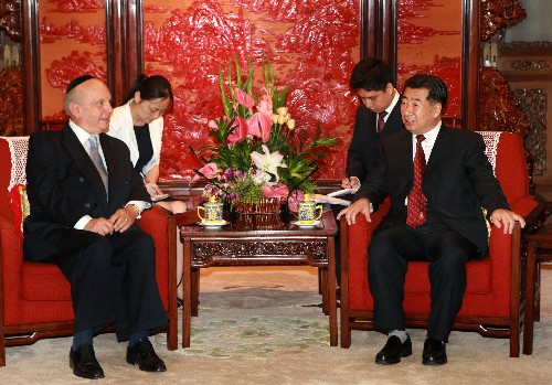 8月21日,國務(wù)院副總理回良玉在北京中南海會見前來出席第29屆奧運(yùn)會閉幕式的美國良知基金會主席施奈爾。 新華社記者 龐興雷 攝