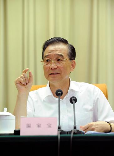 8月18日,全國新型農(nóng)村社會養(yǎng)老保險試點工作會議在北京召開。中共中央政治局常委、國務(wù)院總理溫家寶出席會議并作重要講話。新華社記者 黃敬文 攝
