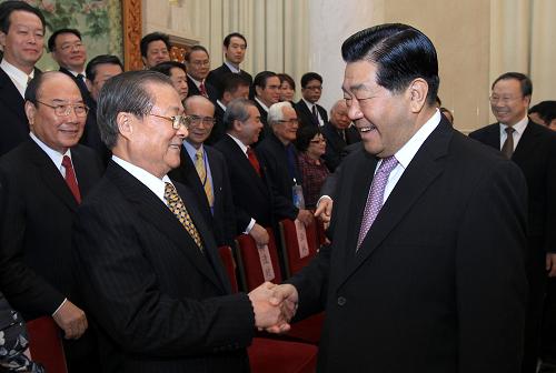 3月18日,中共中央政治局常委、全國政協(xié)主席賈慶林在北京人民大會(huì)堂會(huì)見饒穎奇先生率領(lǐng)的臺灣民意代表交流參訪團(tuán)。新華社記者 龐興雷 攝