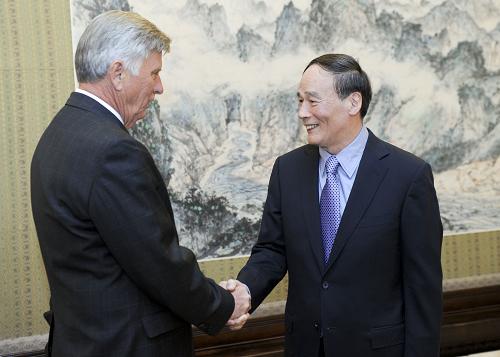 王岐山會見美國阿肯色州州長畢比 4月9日,中國國務(wù)院副總理王岐山在北京中南海會見美國阿肯色州州長邁克·畢比。 新華社記者張鐸攝