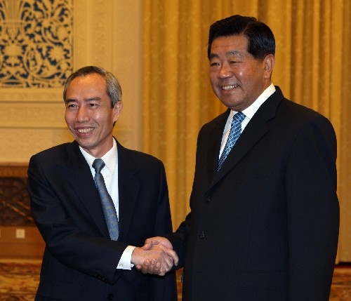 10月27日,全國(guó)政協(xié)主席賈慶林在北京人民大會(huì)堂會(huì)見越南祖國(guó)陣線中央委員會(huì)主席黃擔(dān)。新華社記者 姚大偉 攝