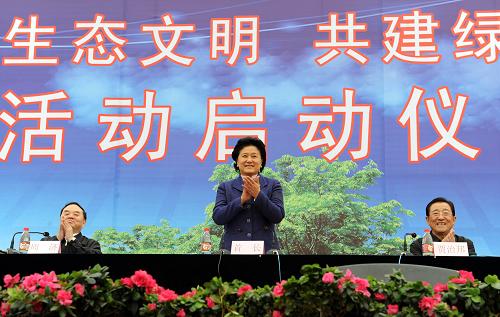 3月29日,由全國綠化委員會、教育部、國家林業(yè)局、中國生態(tài)文化協(xié)會聯(lián)合開展的“弘揚(yáng)生態(tài)文明,共建綠色校園”活動在河北省廊坊市香河一中舉行啟動儀式。中共中央政治局委員、國務(wù)委員劉延?xùn)|宣布活動正式啟動并參加植樹活動。新華社記者 金良快 攝
