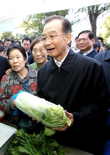10月1日一大早,中共中央政治局常委、國務院總理溫家寶來到北航社區(qū),了解周末蔬菜直銷市場情況,并向居民們致以節(jié)日問候。這是溫家寶在詢問白菜價格。新華社記者 姚大偉 攝