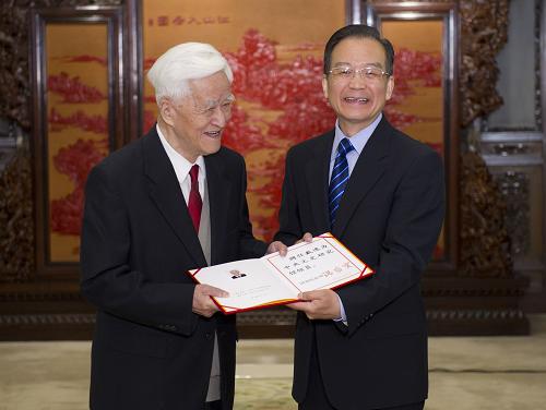 這是溫家寶向新聘任的中央文史研究館館員戴逸頒發(fā)聘書。 新華社記者黃敬文攝