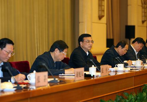 4月10日,深化醫(yī)藥衛(wèi)生體制改革工作會議在北京召開,中共中央政治局常委、國務(wù)院副總理、深化醫(yī)藥衛(wèi)生體制改革領(lǐng)導(dǎo)小組組長李克強(qiáng)出席會議并講話。新華社記者 蘭紅光 攝
