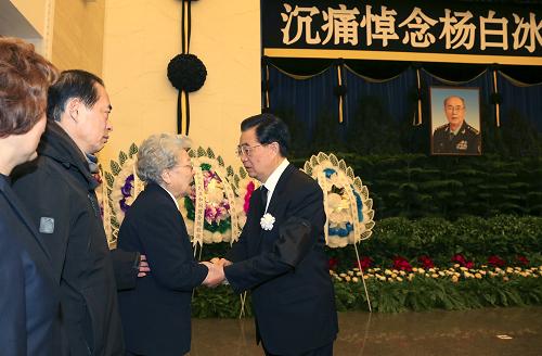 1月21日,楊白冰同志遺體在北京八寶山革命公墓火化。胡錦濤、習(xí)近平等前往八寶山送別。這是胡錦濤與楊白冰親屬握手,表示深切慰問。新華社記者 王建民 攝