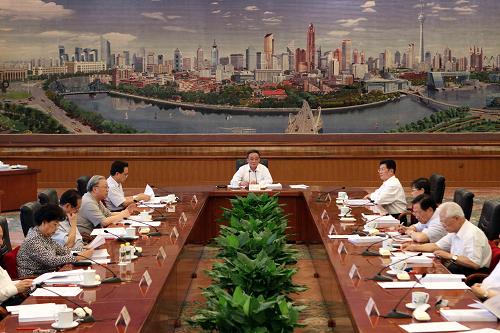 8月16日,全國人大常委會委員長吳邦國在北京人民大會堂主持召開十一屆全國人大常委會第四十八次委員長會議。新華社記者 劉衛(wèi)兵 攝