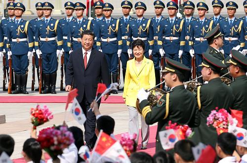 6月27日,國家主席習(xí)近平在北京人民大會堂同韓國總統(tǒng)樸槿惠舉行會談。會談前,習(xí)近平在人民大會堂東門外廣場為樸槿惠訪華舉行歡迎儀式。新華社記者 姚大偉 攝