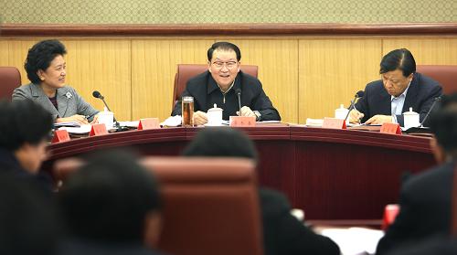 1月13日,中央精神文明建設(shè)指導(dǎo)委員會在北京召開全體會議,研究部署當(dāng)前和今后一個時期精神文明建設(shè)工作。中共中央政治局常委、中央精神文明建設(shè)指導(dǎo)委員會主任李長春主持會議并講話。新華社記者 姚大偉 攝