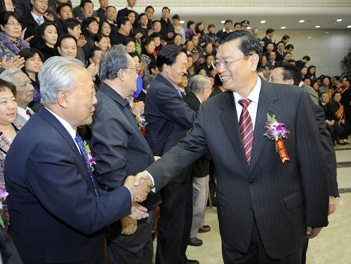 12月8日,我國(guó)推行全面質(zhì)量管理暨中國(guó)質(zhì)量協(xié)會(huì)成立30周年紀(jì)念大會(huì)在北京召開。中共中央政治局委員、國(guó)務(wù)院副總理張德江會(huì)前會(huì)見與會(huì)代表并講話。新華社記者 張鐸 攝