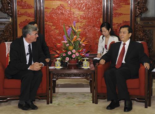 9月23日,國務(wù)院副總理張德江在北京中南海紫光閣會(huì)見法國賽峰集團(tuán)董事長(zhǎng)兼首席執(zhí)行官赫特曼。新華社記者 李學(xué)仁 攝