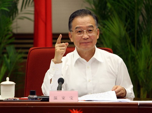 溫家寶主持召開國務(wù)院抗震救災(zāi)總指揮部第23次會議 新華社照片,北京,2008年7月12日 溫家寶主持召開國務(wù)院抗震救災(zāi)總指揮部第23次會議 7月12日,中共中央政治局常委、國務(wù)院總理、國務(wù)院抗震救災(zāi)總指揮部總指揮溫家寶主持召開總指揮部第23次會議,研究地震災(zāi)區(qū)困難群眾后續(xù)救助政策等問題。 新華社記者 姚大偉 攝