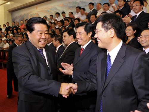 9月3日,中國(guó)綠化基金會(huì)第六屆理事會(huì)成立大會(huì)在北京舉行。中共中央政治局常委、全國(guó)政協(xié)主席、中國(guó)綠化基金會(huì)名譽(yù)主席賈慶林會(huì)見(jiàn)與會(huì)人員并講話。 新華社記者黃敬文攝