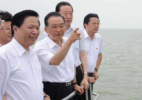 8月7日,溫家寶在無錫乘船考察太湖環(huán)境治理情況。8月7日至9日,中共中央政治局常委、國務(wù)院總理溫家寶先后來到無錫、南通就太湖治理、蘇南經(jīng)濟(jì)轉(zhuǎn)型、江蘇沿海經(jīng)濟(jì)帶發(fā)展等進(jìn)行調(diào)研,這是應(yīng)對國際金融危機(jī)以來,溫家寶第三次到江蘇考察調(diào)研。新華社記者 黃敬文 攝